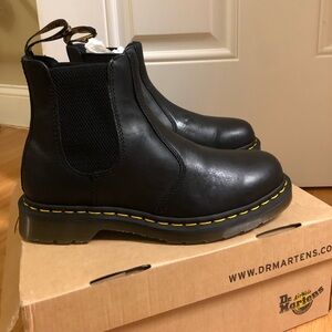 NIB Dr. Martens 2976 Chelsea boots